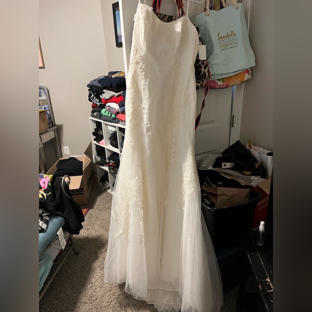 Vera Wang Size 12 Wedding Dress Elegant Simple - Picture 2 of 11